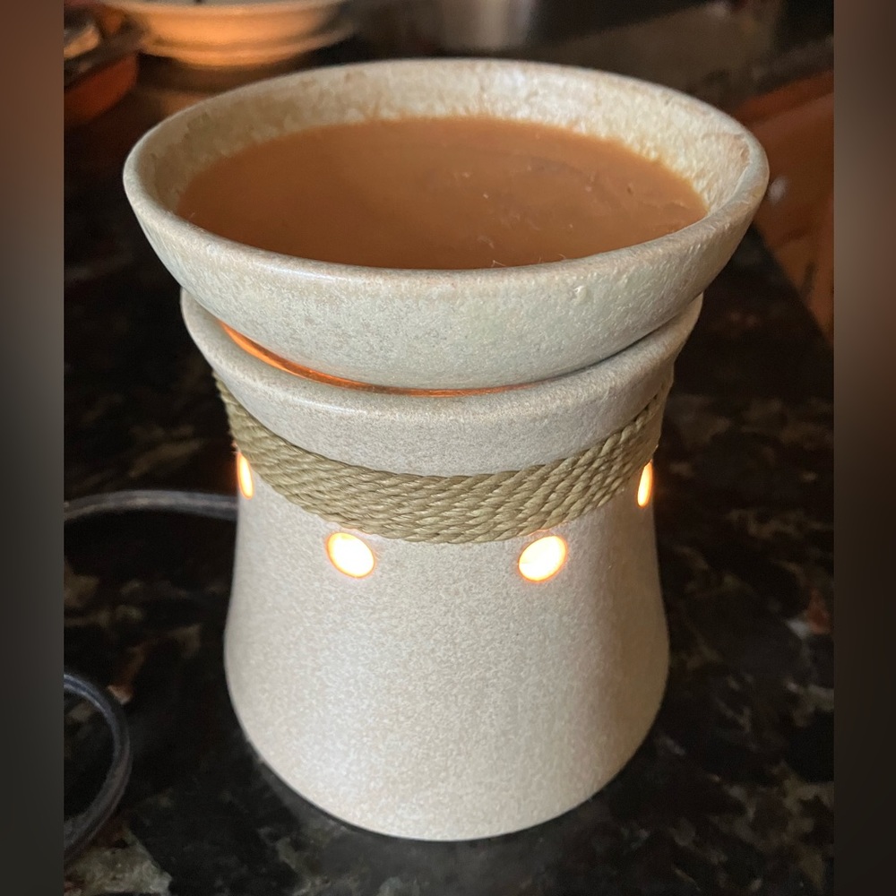 Full size Scentsy Twine wrapped tan warmer w/ switch on/off cord. Perfect cond.